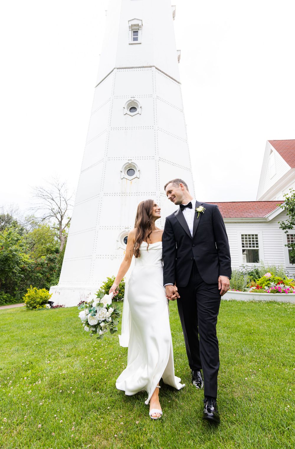 Wisconsin wedding + engagement photographer capturing timeless, natural moments. Meg Huenink Photography. wedding photographer near me