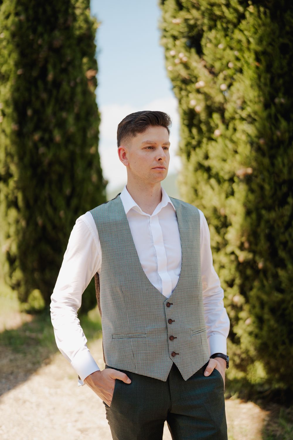 Fine art wedding photography – portret pana młodego, Toskania, naturalna elegancja, sesja za granicą.