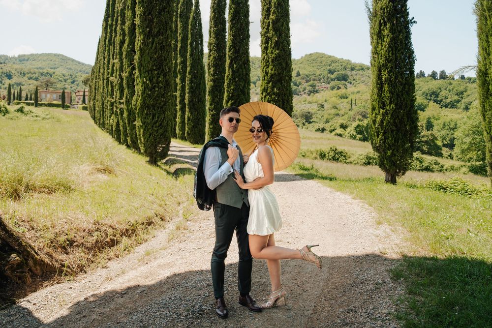 Fine art wedding – romantyczny spacer pary młodej w Toskanii, naturalne światło i autentyczne emocje.