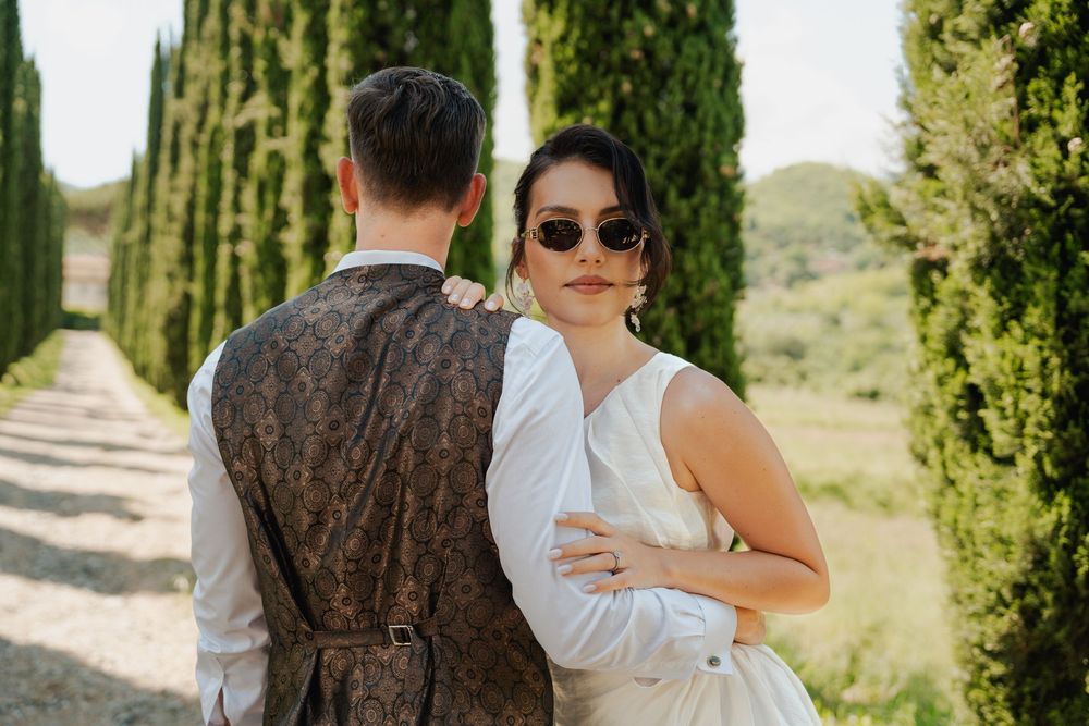 Fine art wedding photography – para młoda idzie w Toskanii, cyprysy, elegancka i naturalna sesja ślubna.