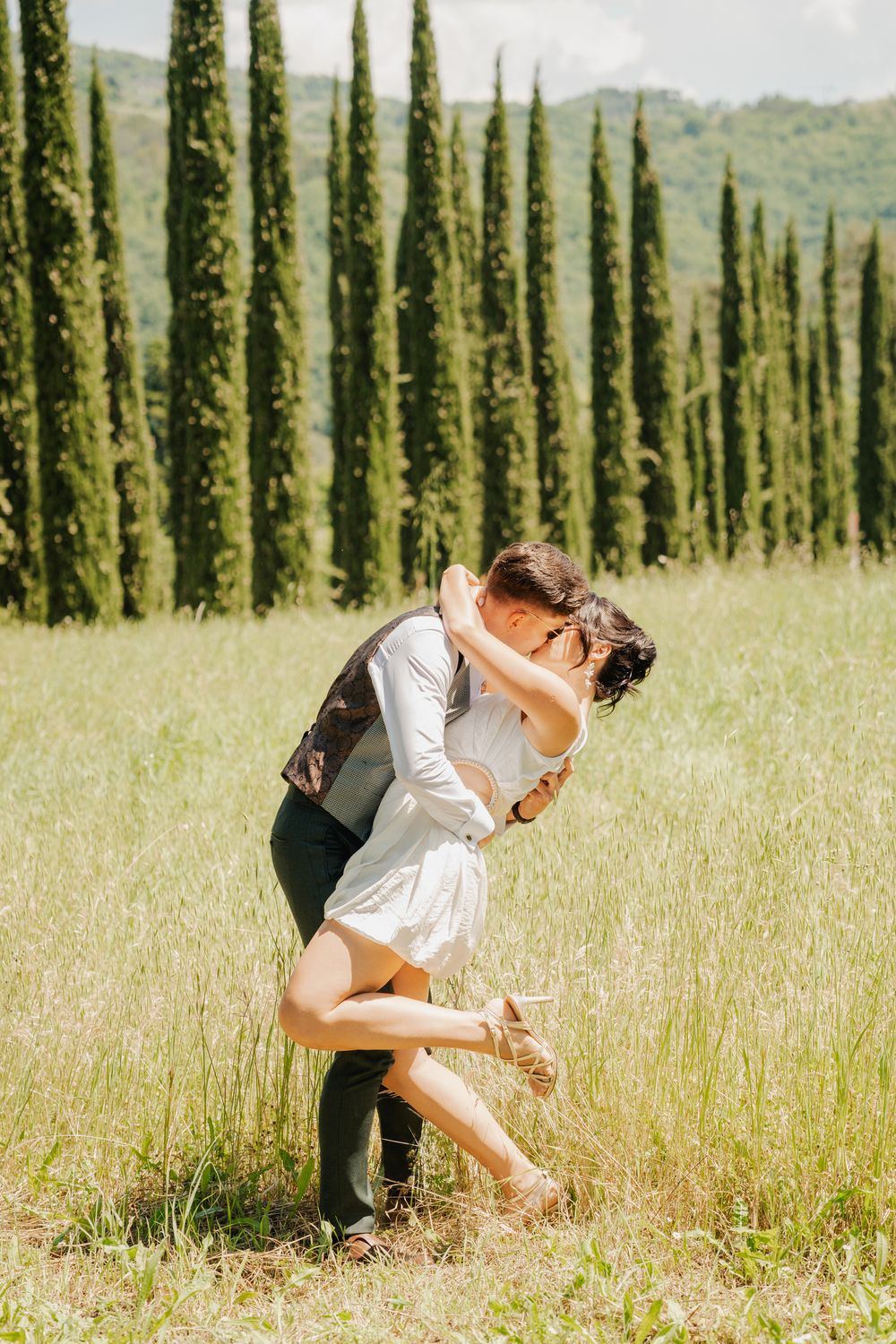 Luxury wedding session – uczucia, spontaniczność, cyprysy, fine art styl, naturalne ujęcia ślubne.
