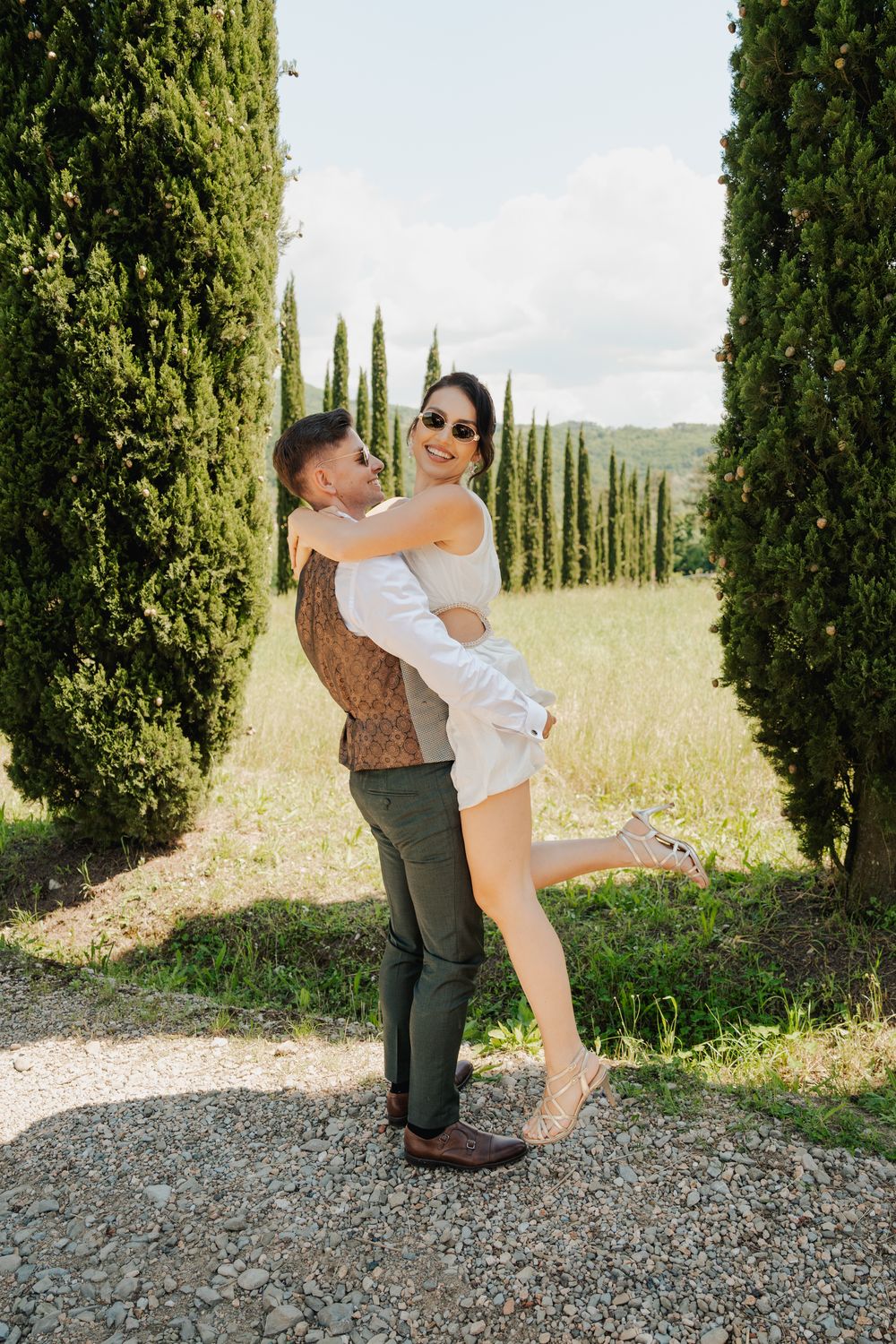 Fine art wedding photography – spacer pary młodej w Toskanii, elegancka sesja ślubna za granicą.