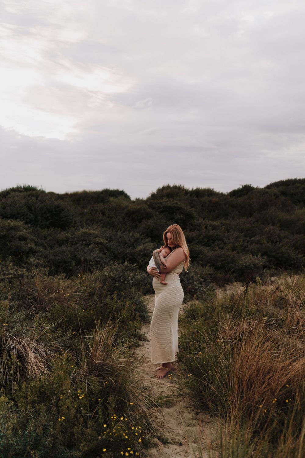 newbornshoot, strand, hoek van holland, newborn fotograaf westland, lifestyle fotograaf westland, fotograaf westland