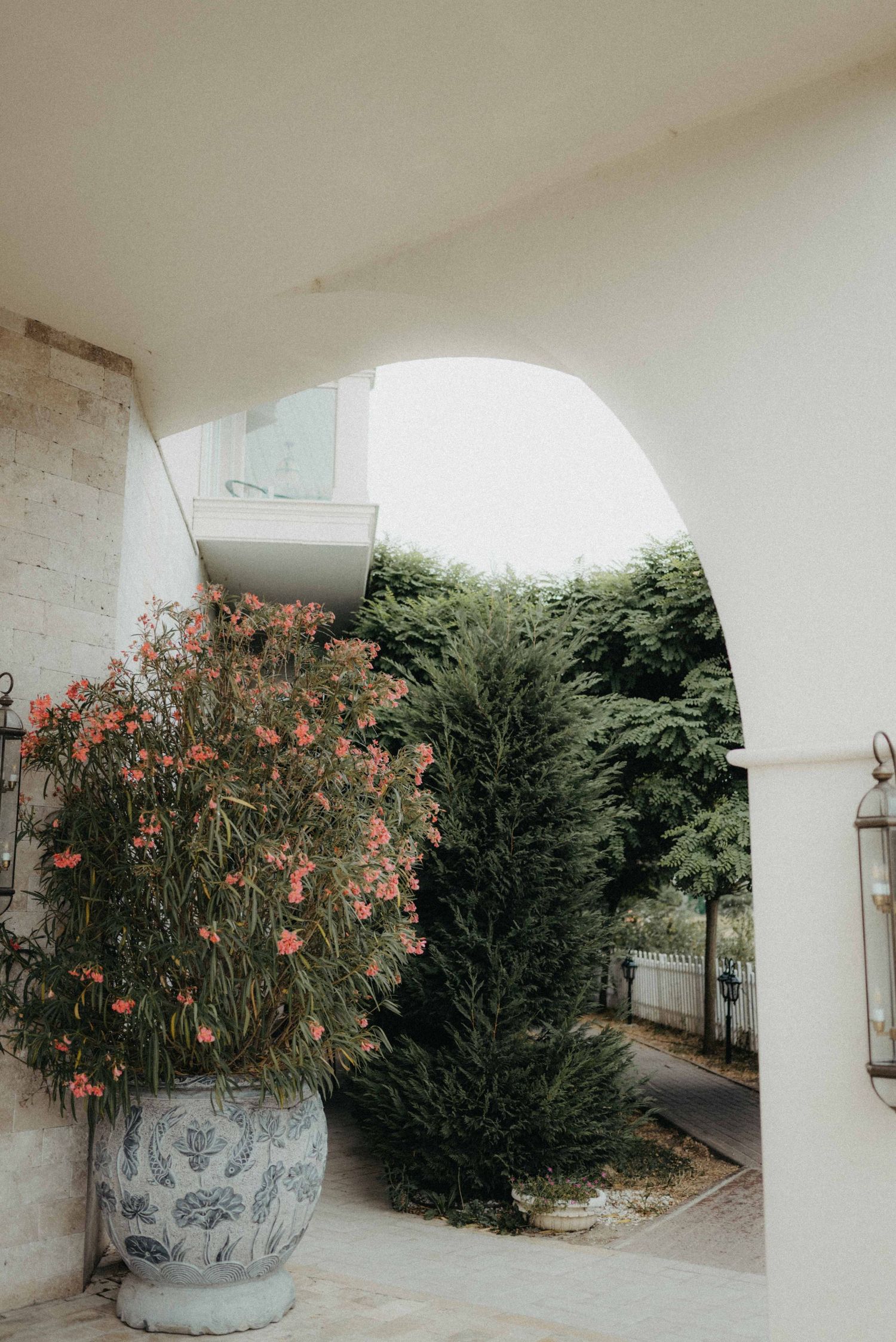 Документална сватбена фотография от Делян Наров.  Хубава бохо сватба през дъждовен ден и невероятна атмосфера.