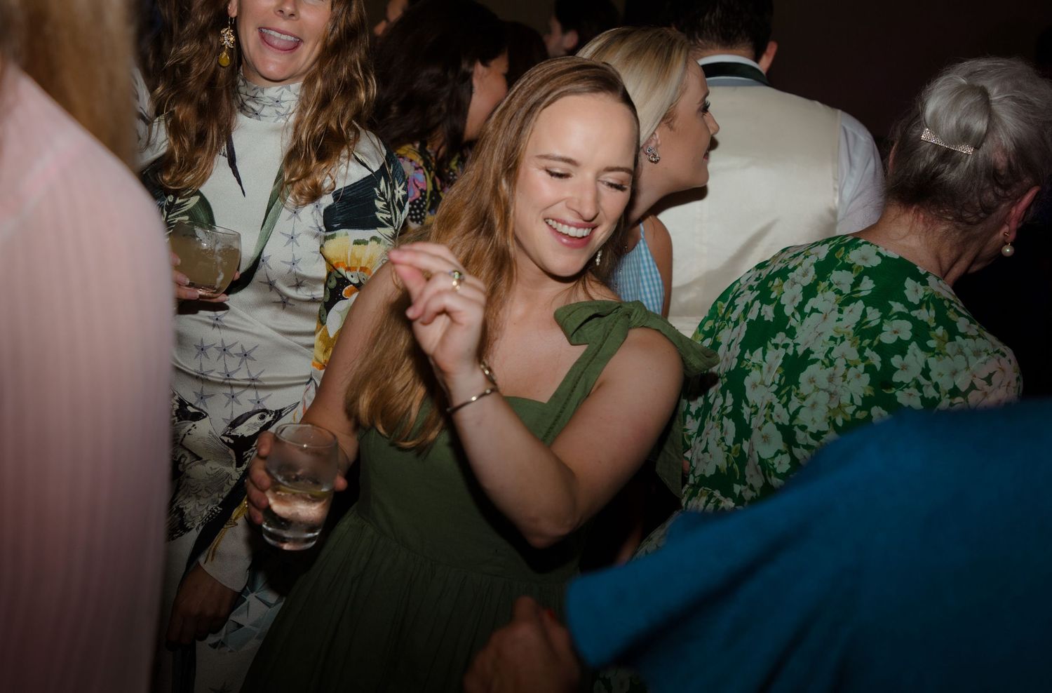 guests dancing wedding celebrations evening entertainment wedding photography
