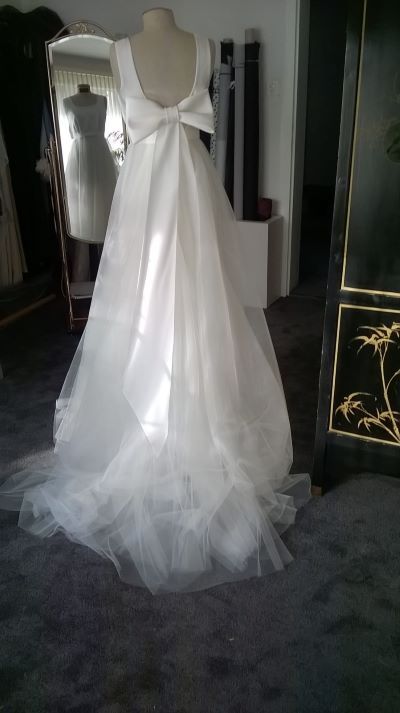Brautkleid mit einer weissen grossen Masche auf dem Rücken