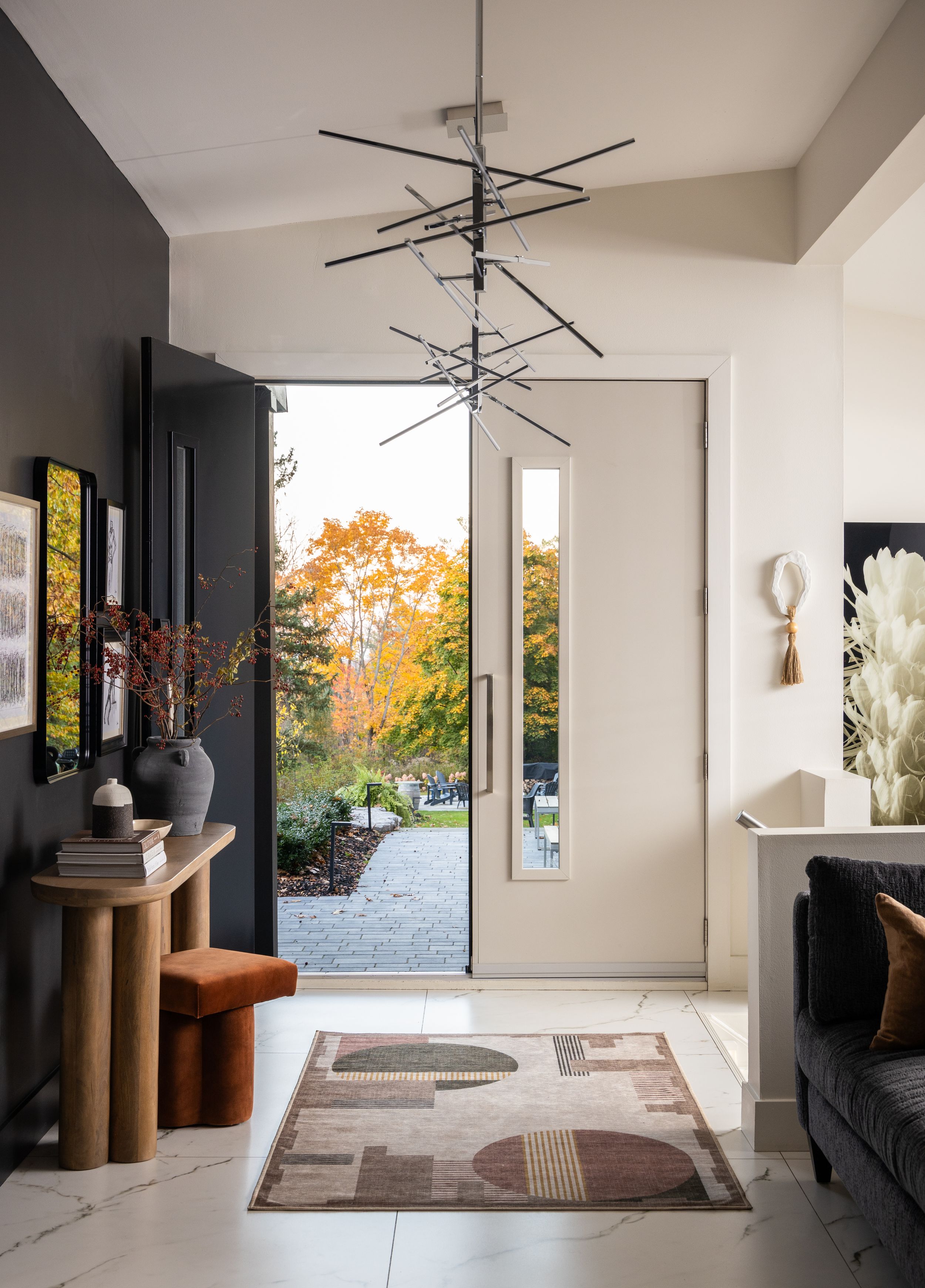 Interior Design Photography of a residential project in Niagara, Ontario, Canada. Architectural photography Bruno Belli. Foyer.