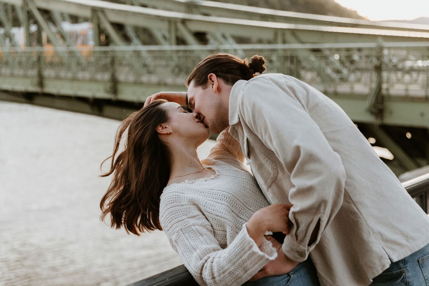 jegyes fotózás Budapest, jegyes fotózás, engagement session, prewedding, bohó pár, városi fotózás, alternatív