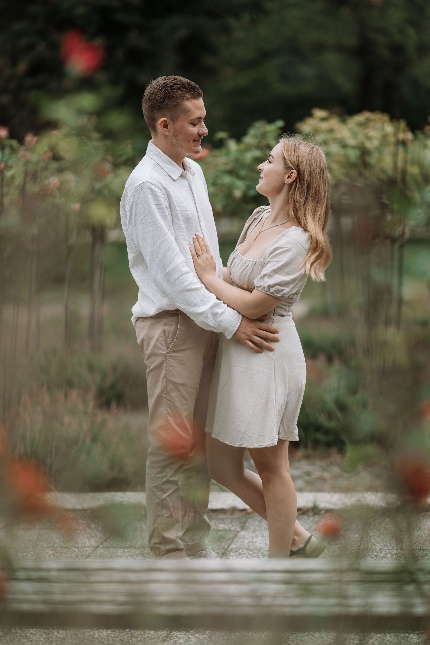 Paar Shooting vor der Hochzeit im Grünen in Berlin