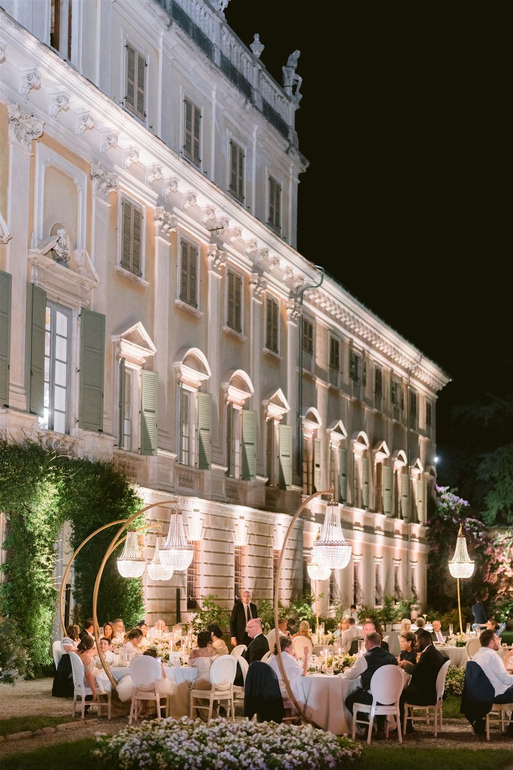 Romantic dinner atmosphere during a luxury destination wedding at Villa Bettoni on Lake Garda