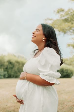 Pregnant woman photographed in a natural maternity session in Punta Cana
Mujer embarazada fotografiada en sesión de maternidad
