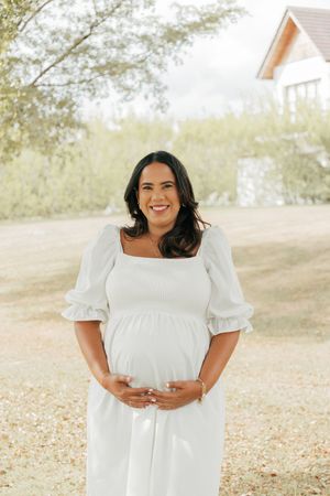 Elegant maternity portrait during pregnancy photoshoot in Punta Cana
Retrato elegante de embarazo durante sesión de fotos en Punta Cana