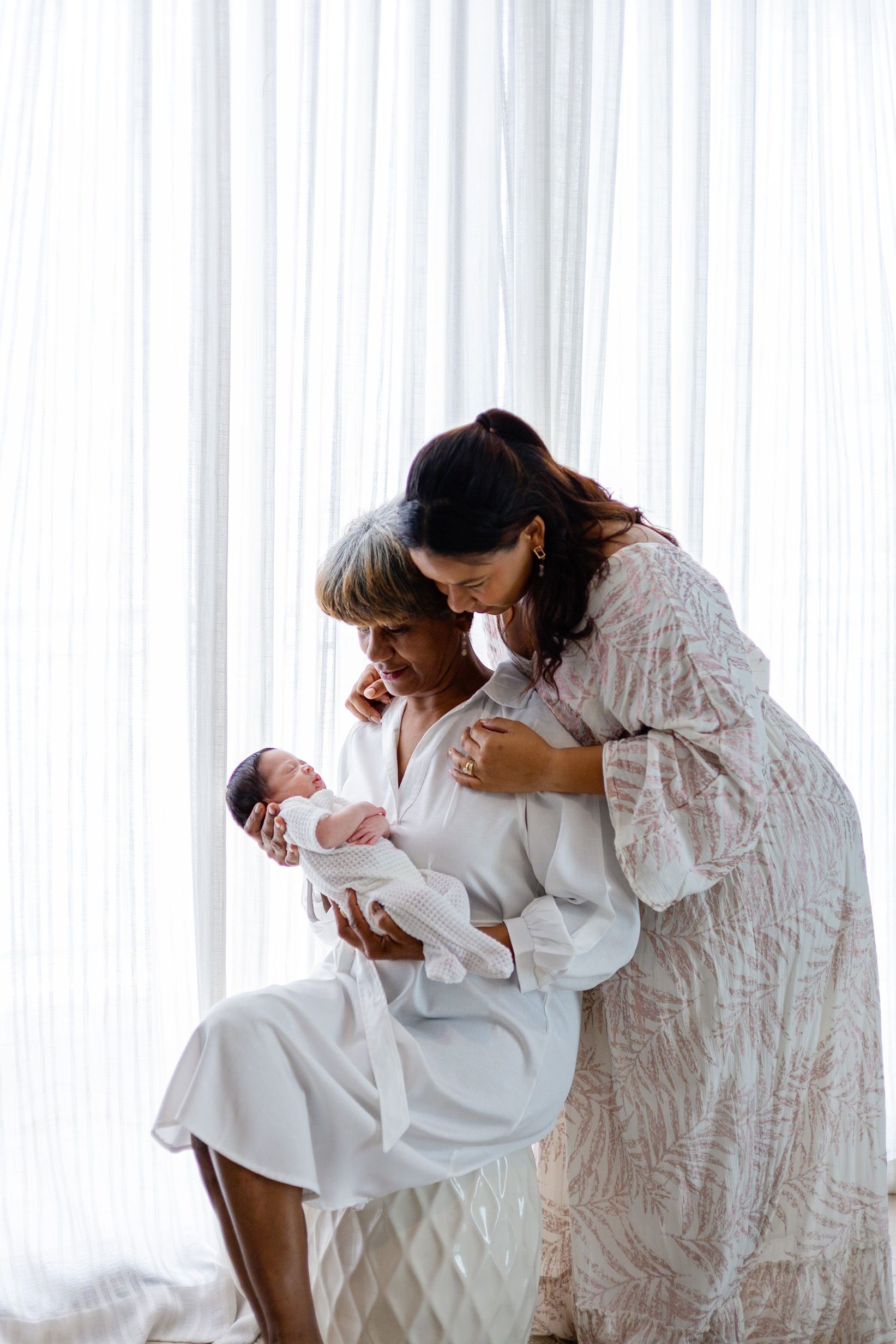 Fotografía de newborn en Cap Cana, sesiones íntimas y naturales que capturan la ternura y conexión de tu bebé en sus primeros días.