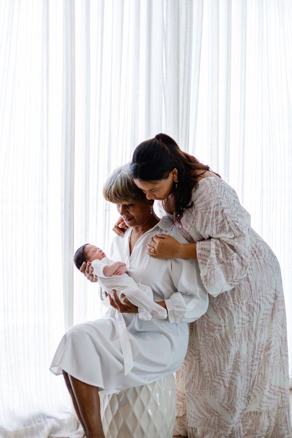 Fotografía de newborn en Cap Cana, sesiones íntimas y naturales que capturan la ternura y conexión de tu bebé en sus primeros días.