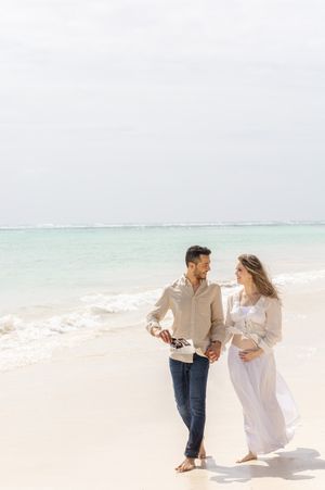 Fotos de embarazo en playa de Punta Cana capturando conexión y emoción real.