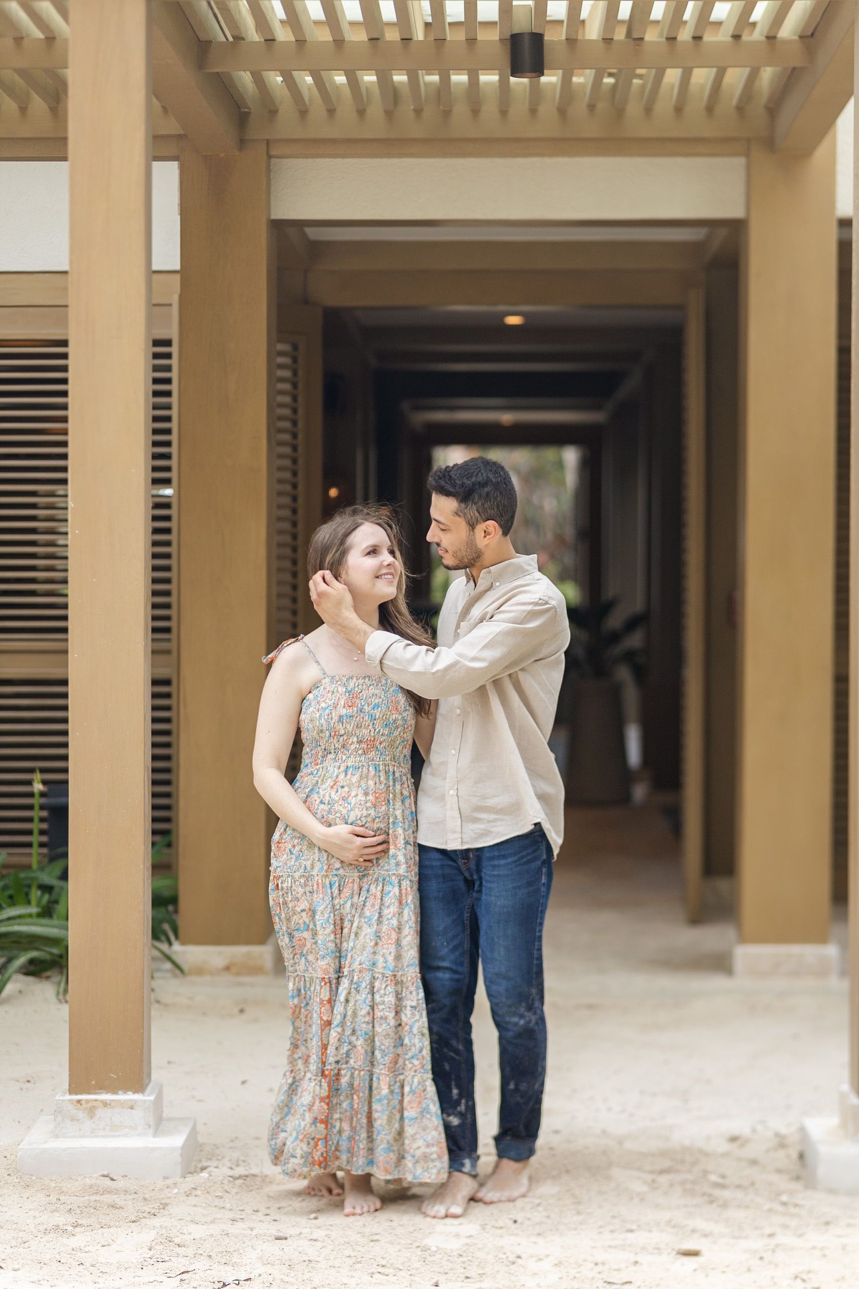 Sesión de maternidad de lujo en Cap Cana con escenarios exclusivos frente al mar.
