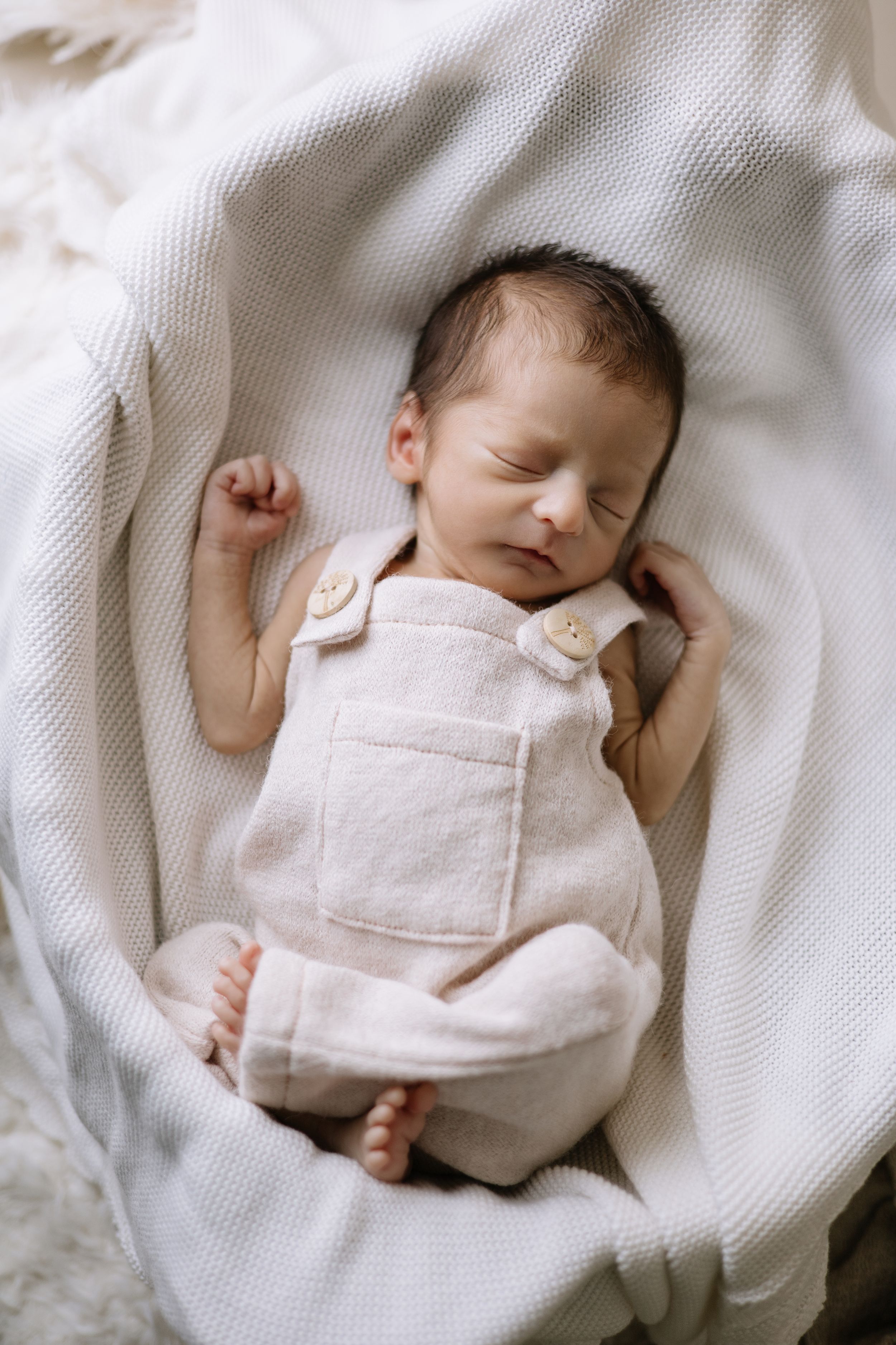 Newborn photography in Punta Cana. Timeless portraits that capture your baby's first days with love and authenticity.