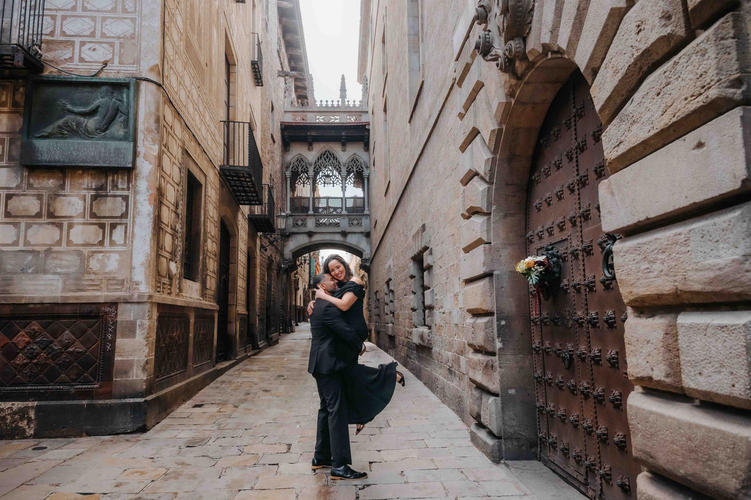 Couple married for 20 years showing affection in Barcelona streets.
