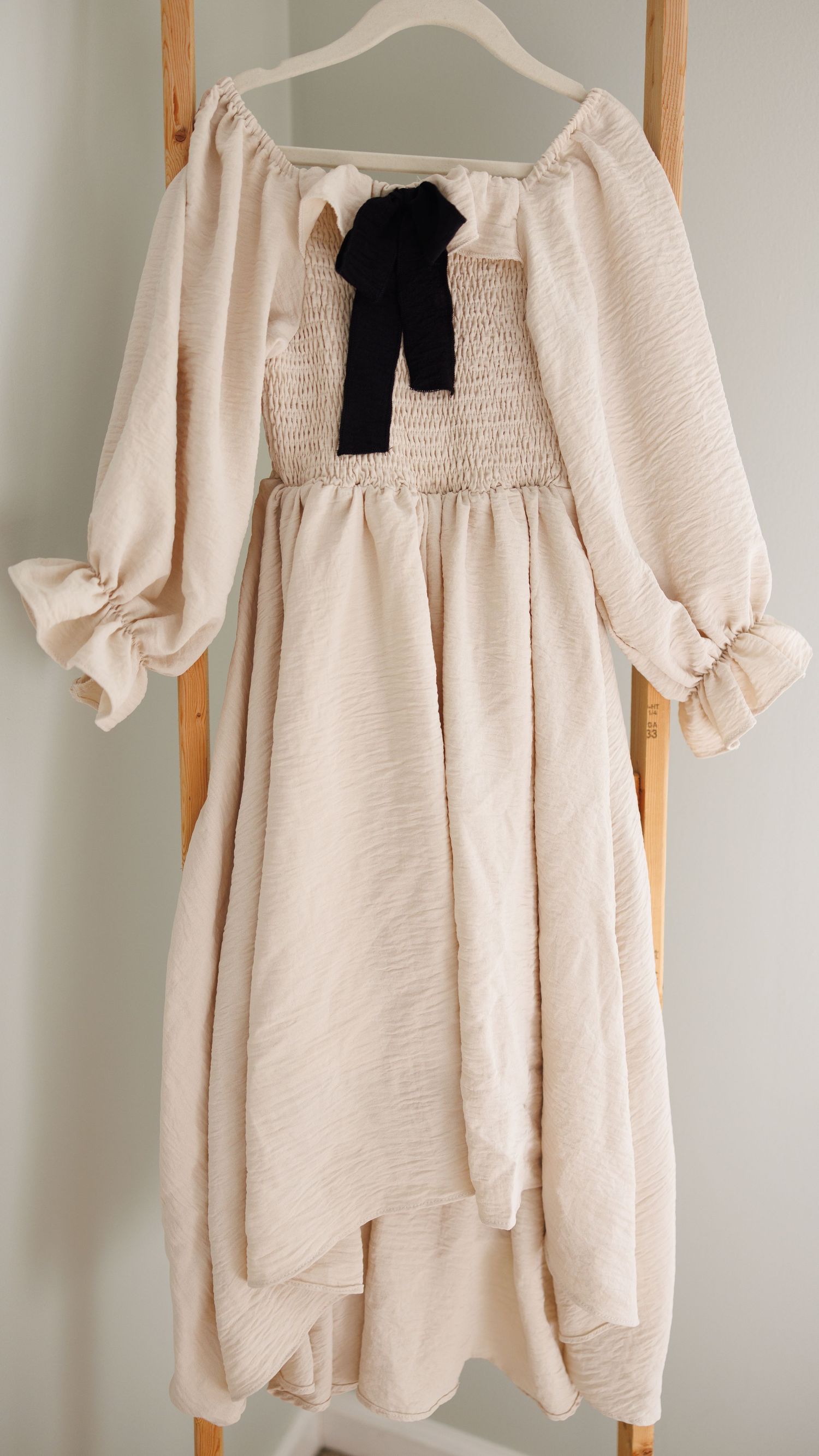 Vintage denim dress with large collar and elastic cuffs features a loose-fitting smock style design.