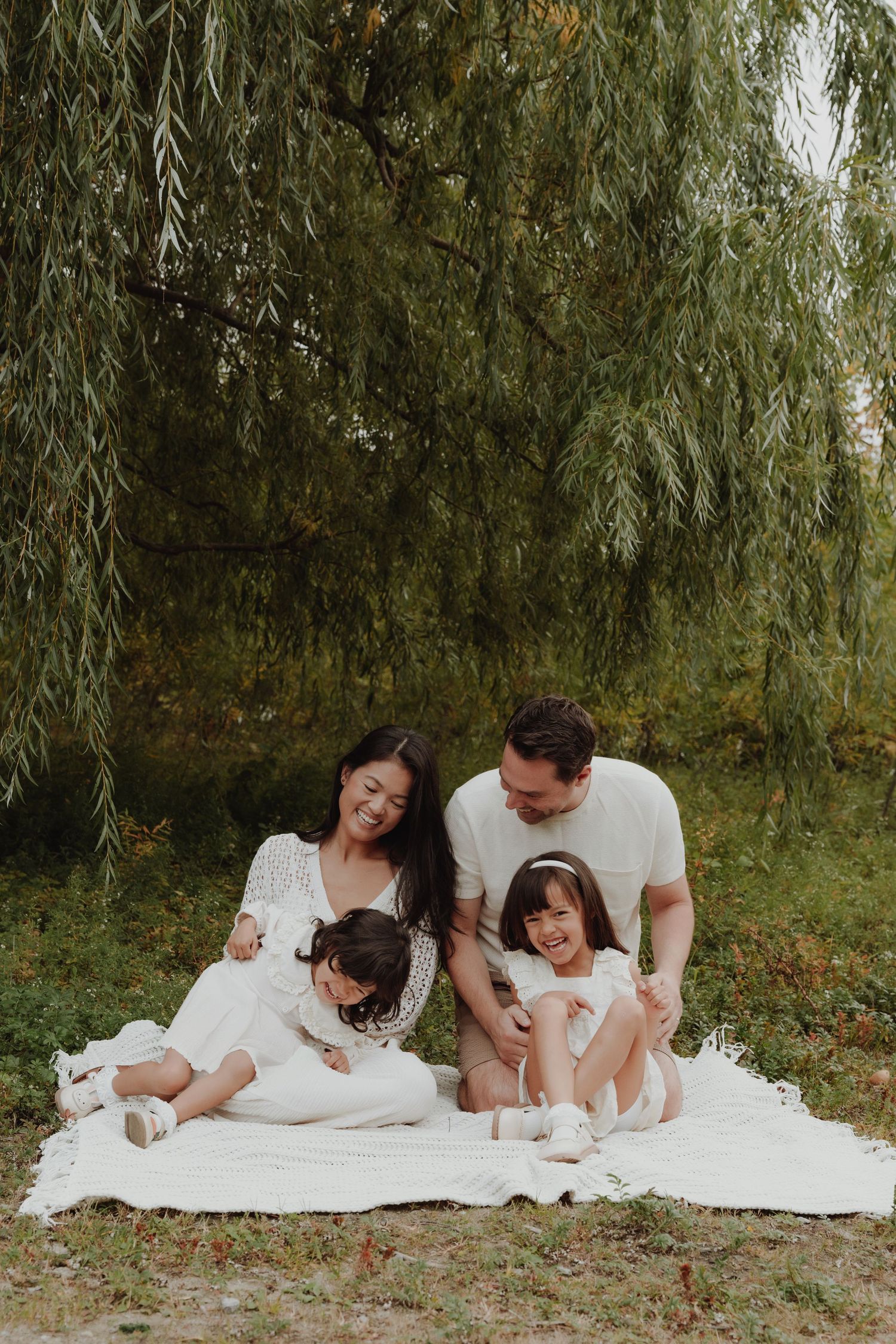 Une belle famille qui se fait photographier durant l'été.