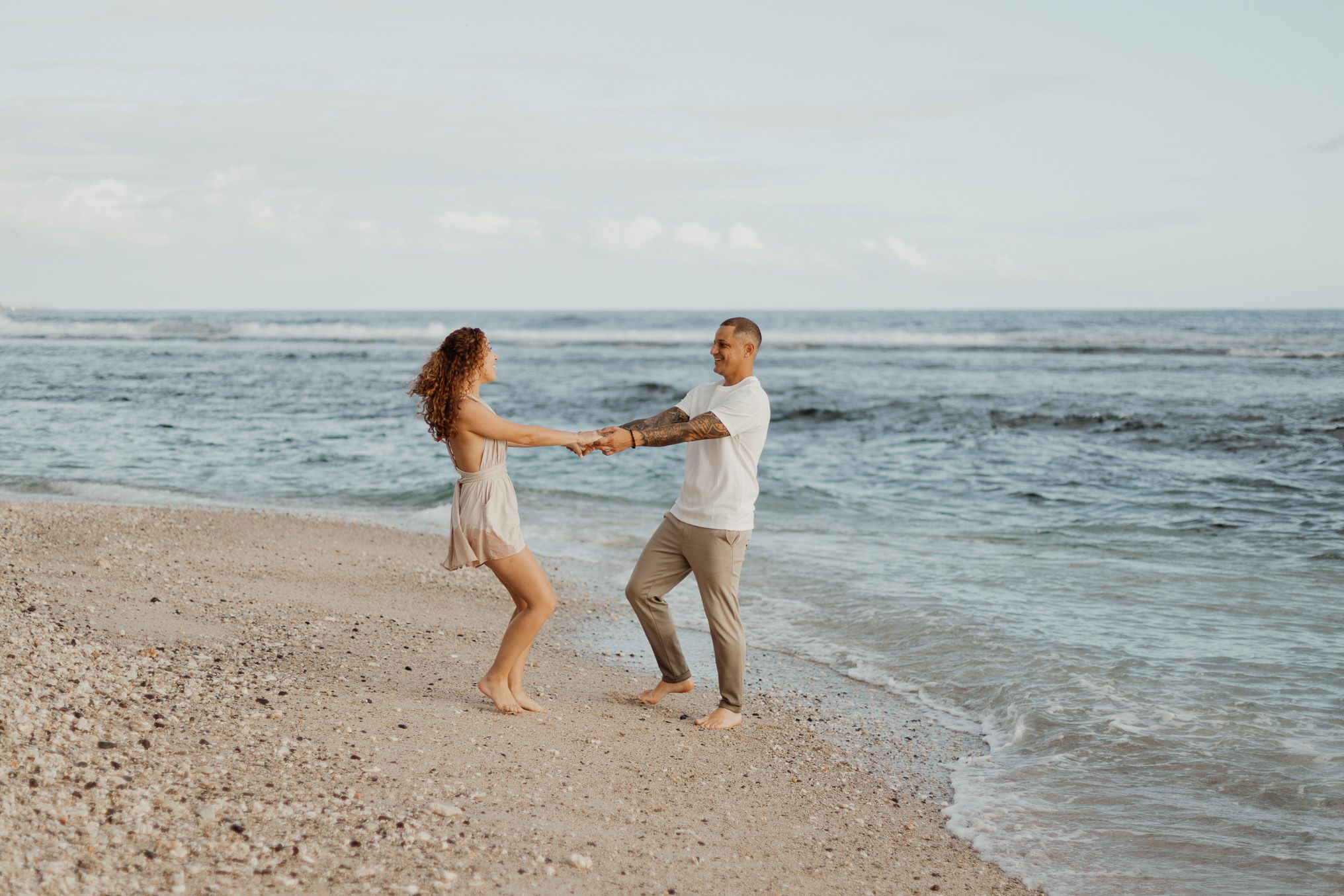 jeune couple de fiancés photographiés sur la plage