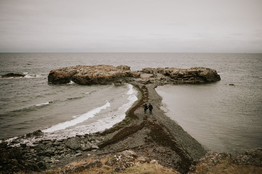 Neck Point Park, Nanaimo, Vancouver Island Engagement Photographer Photoshoot of couple walking along beach point in the rain