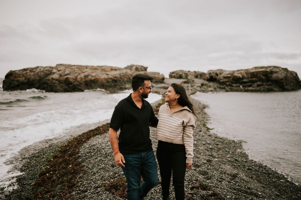 Neck Point Park, Nanaimo, Vancouver Island Engagement Photographer Photoshoot of couple walking along beach point in the rain