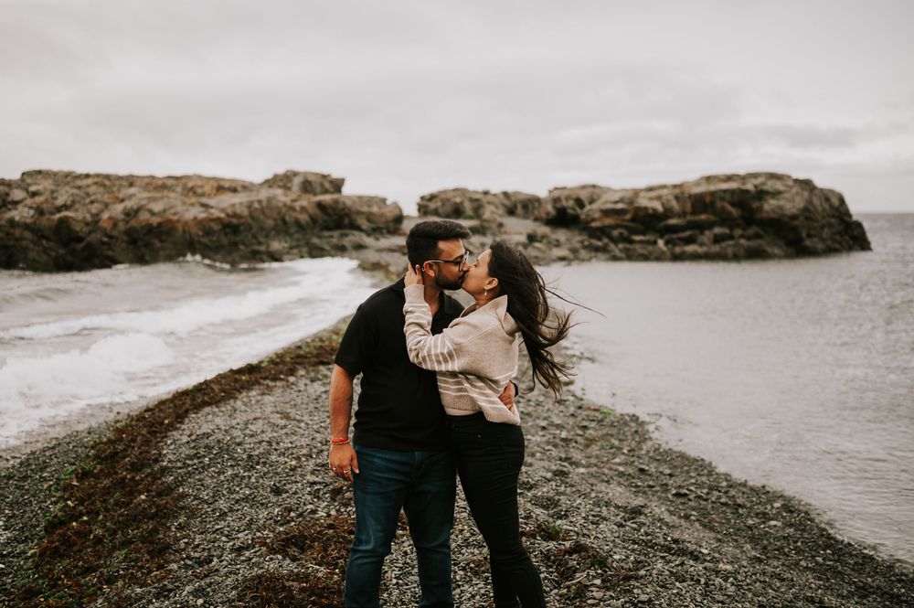 Neck Point Park, Nanaimo, Vancouver Island Engagement Photographer Photoshoot of couple walking along beach kissing in the rain