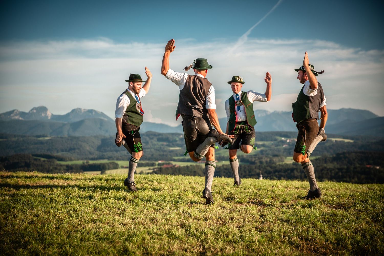 Irschenberger Aktive Trachten Burschen Plattln in Bayern vor den Bergen am Irschenberg in Tracht. Foto von Dominik Schachten Da Schachten