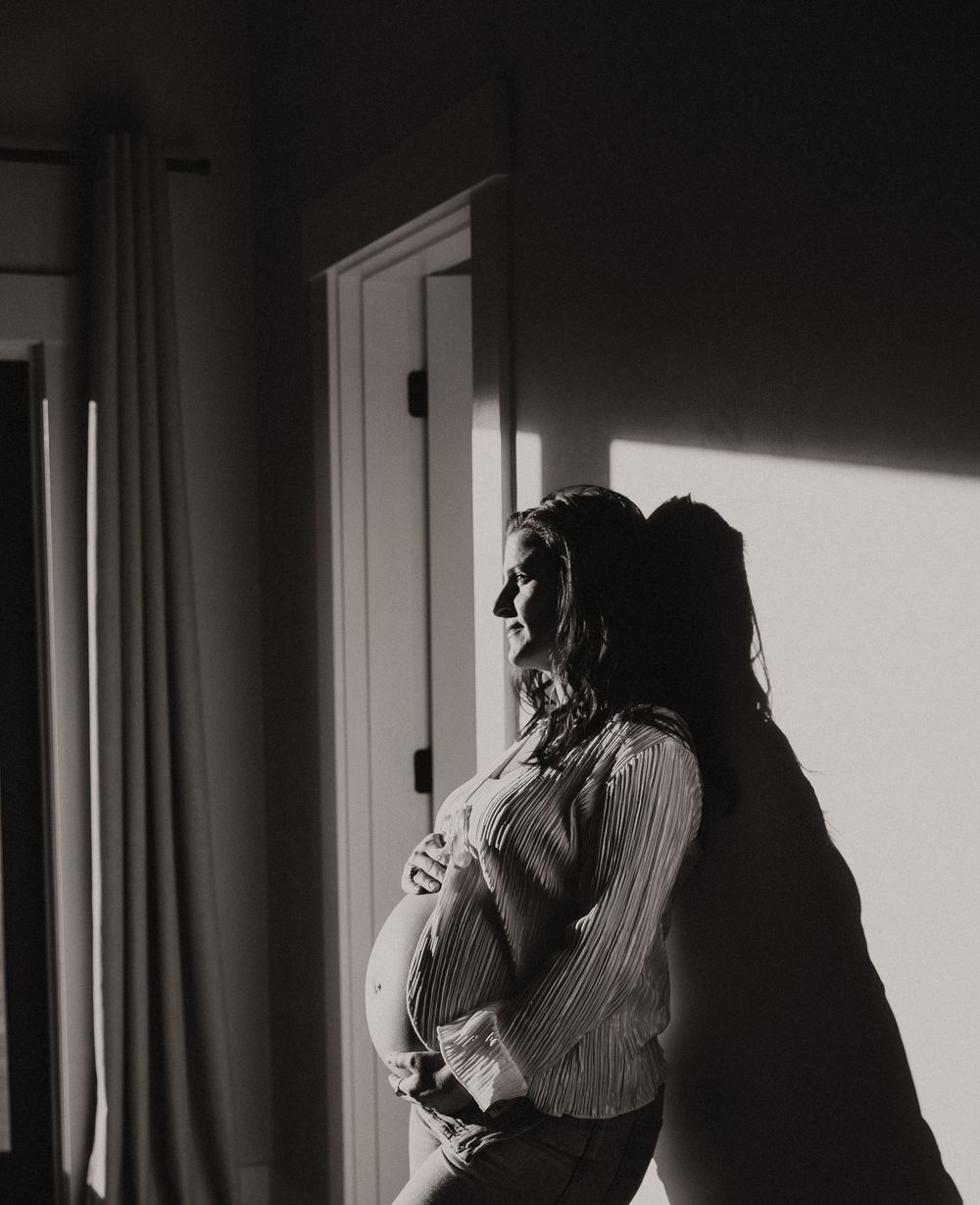 Black and white maternity photoshoot.