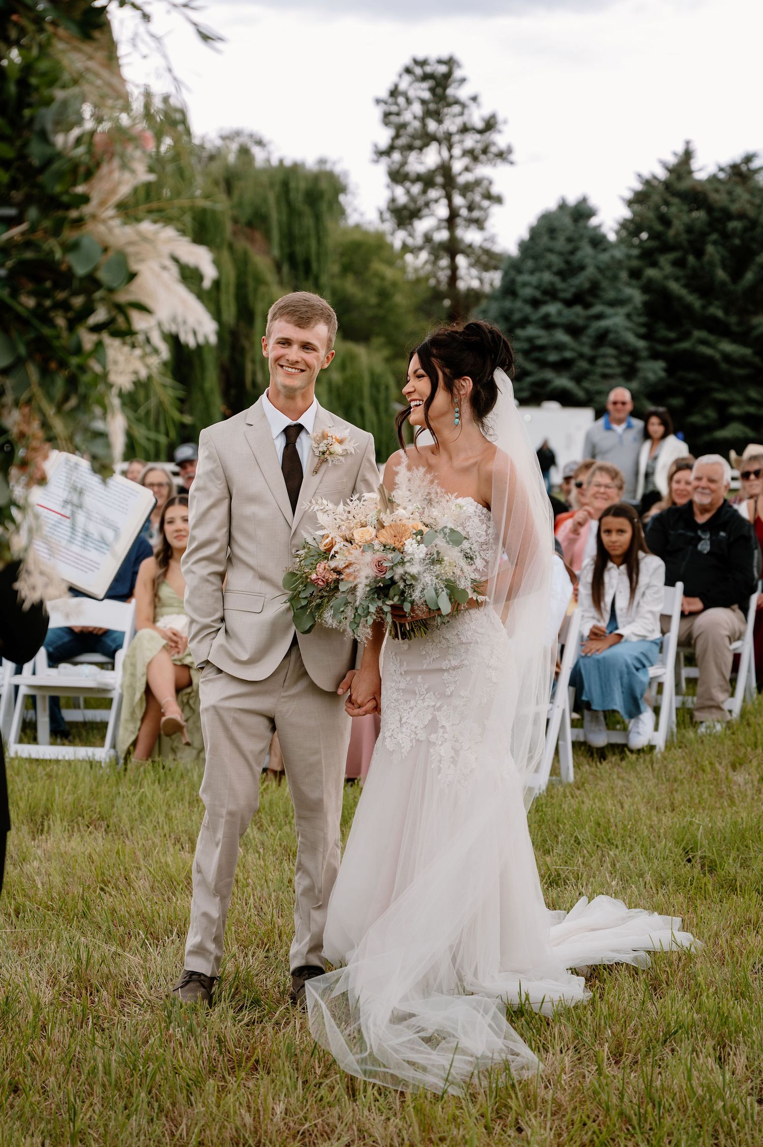 Elegant Western wedding ceremony in Oregon