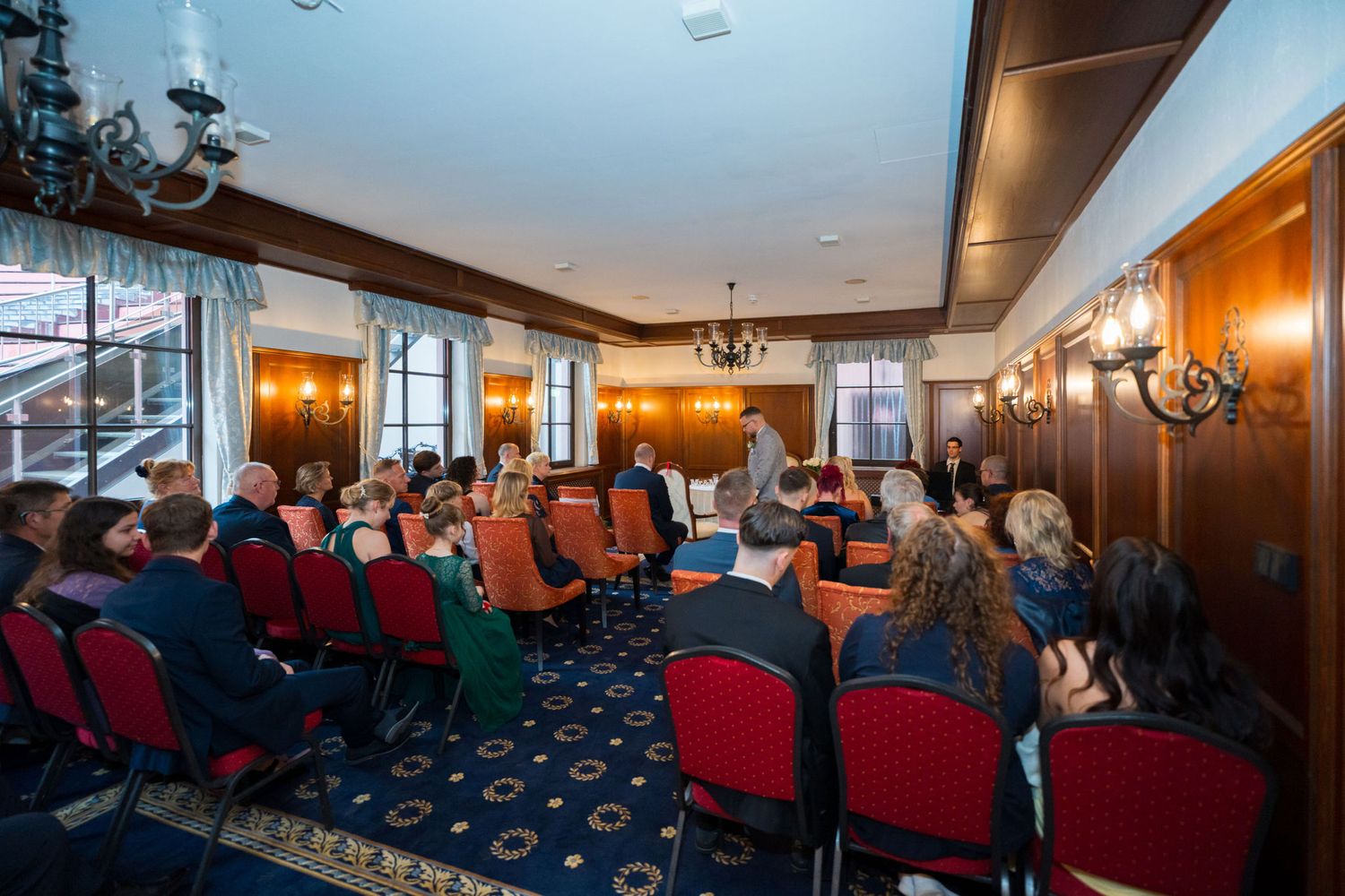 Hochzeitsfotograf Berlin – Standesamtliche Trauung im Cambridge Zimmer des Lakeside Burghotel Strausberg