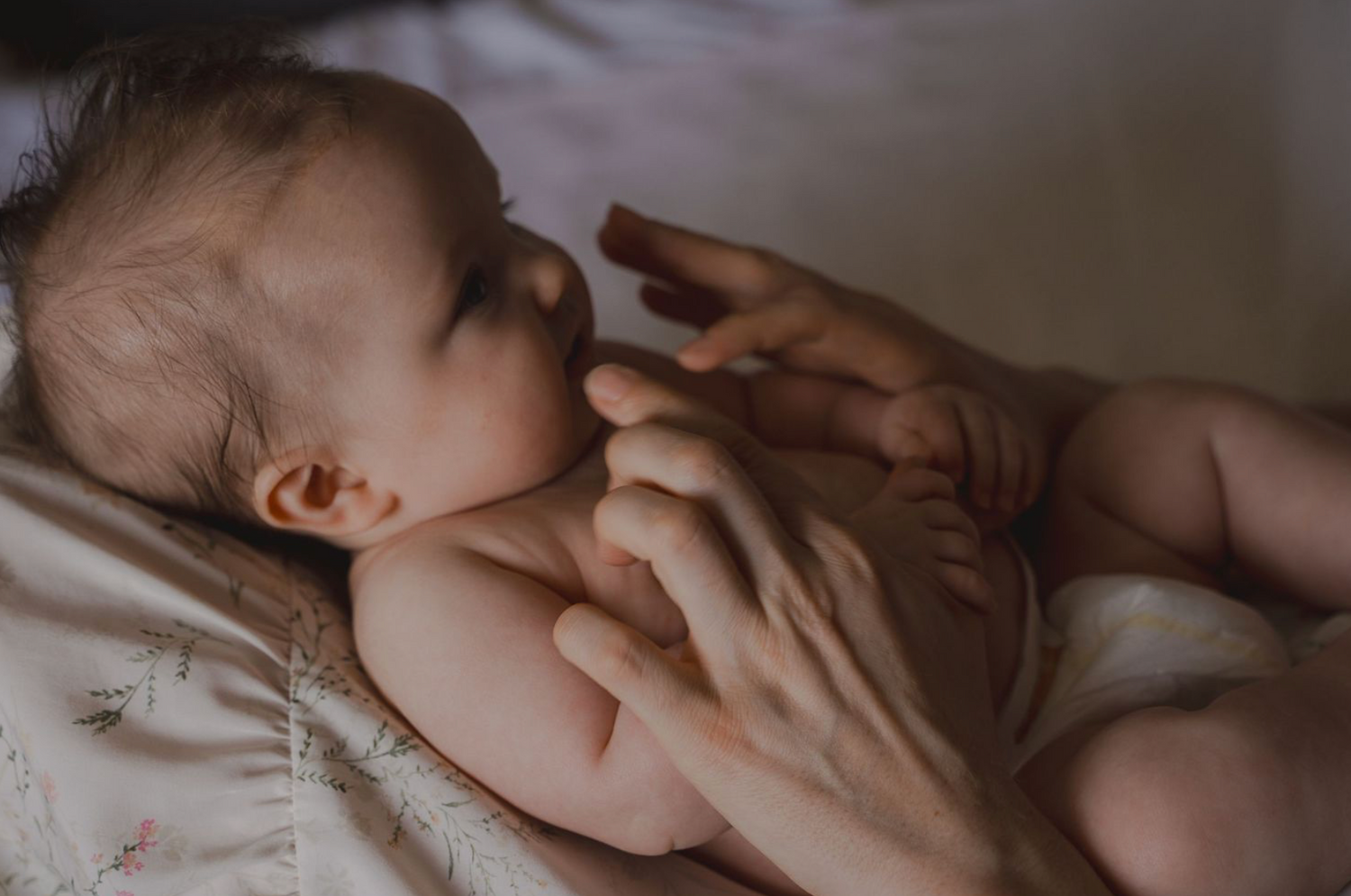 intimate-motherhood-photography-swaddle-and-snuggles.jpg