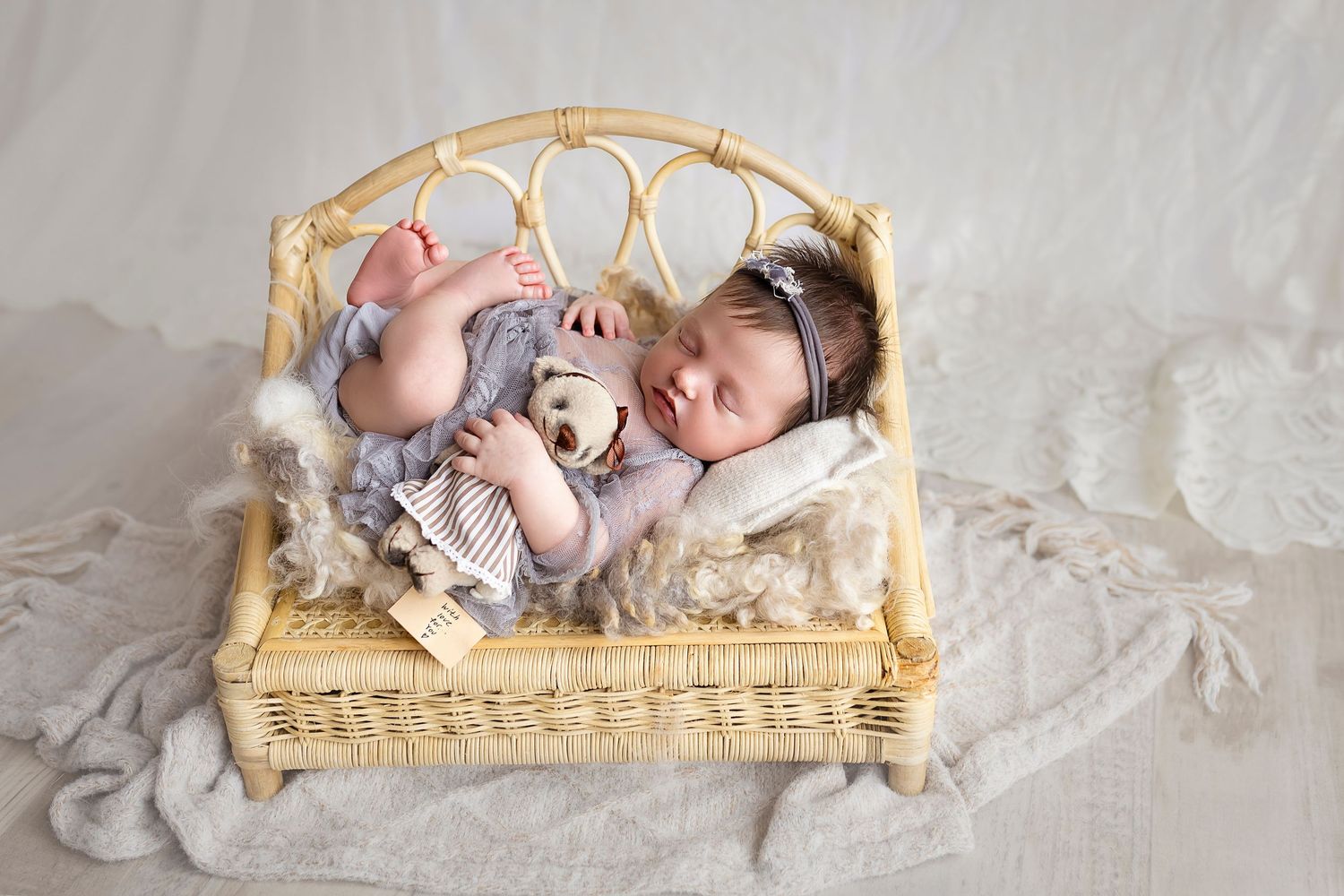 Ponce Puerto Rico Baby Photographer Fotografa newborn en Ponce Bebes de Puerto Rico Newborn baby holding a teddy bear