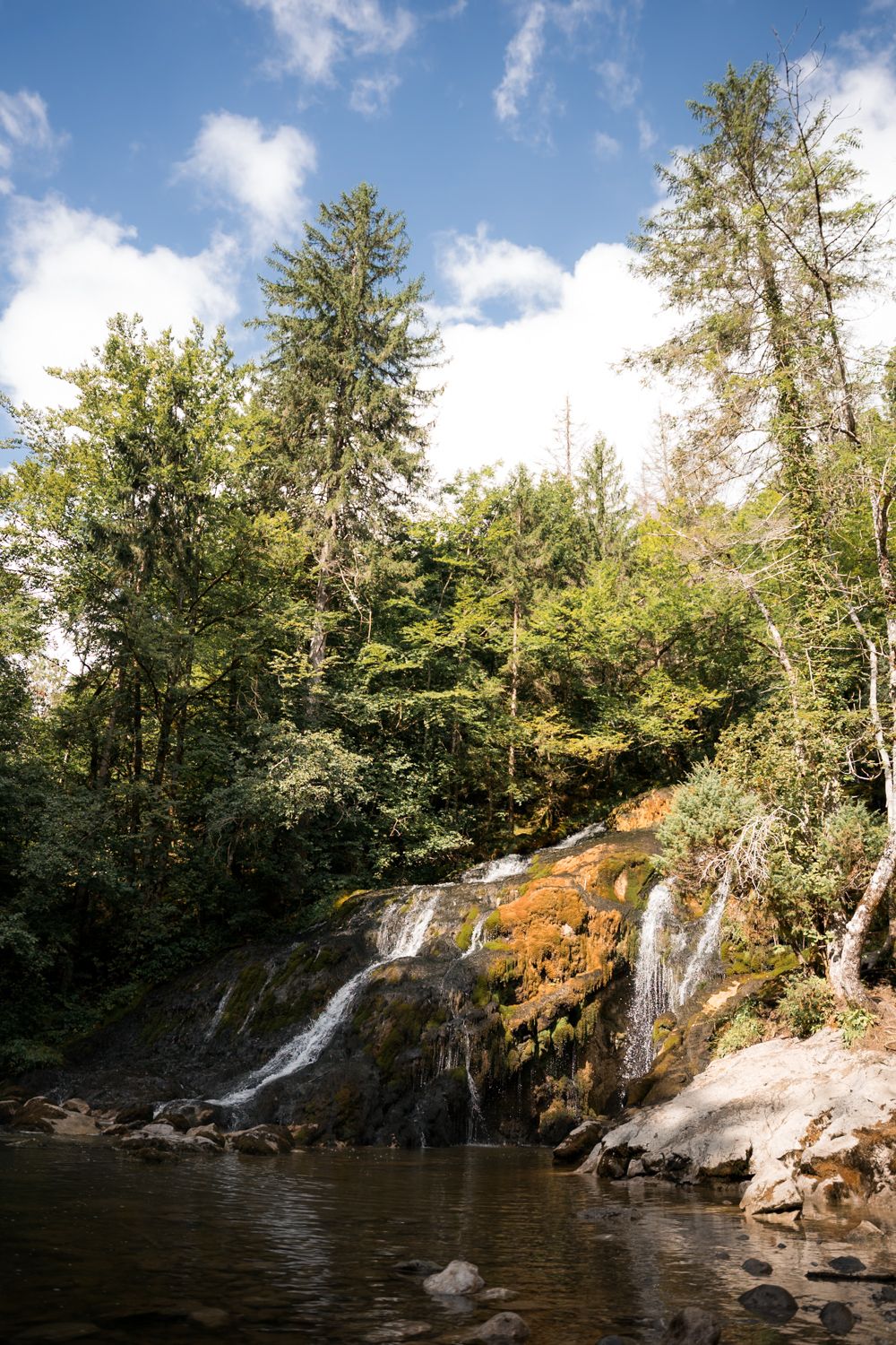 cascade du pissieu aux couleurs d'automne dans les Bauges