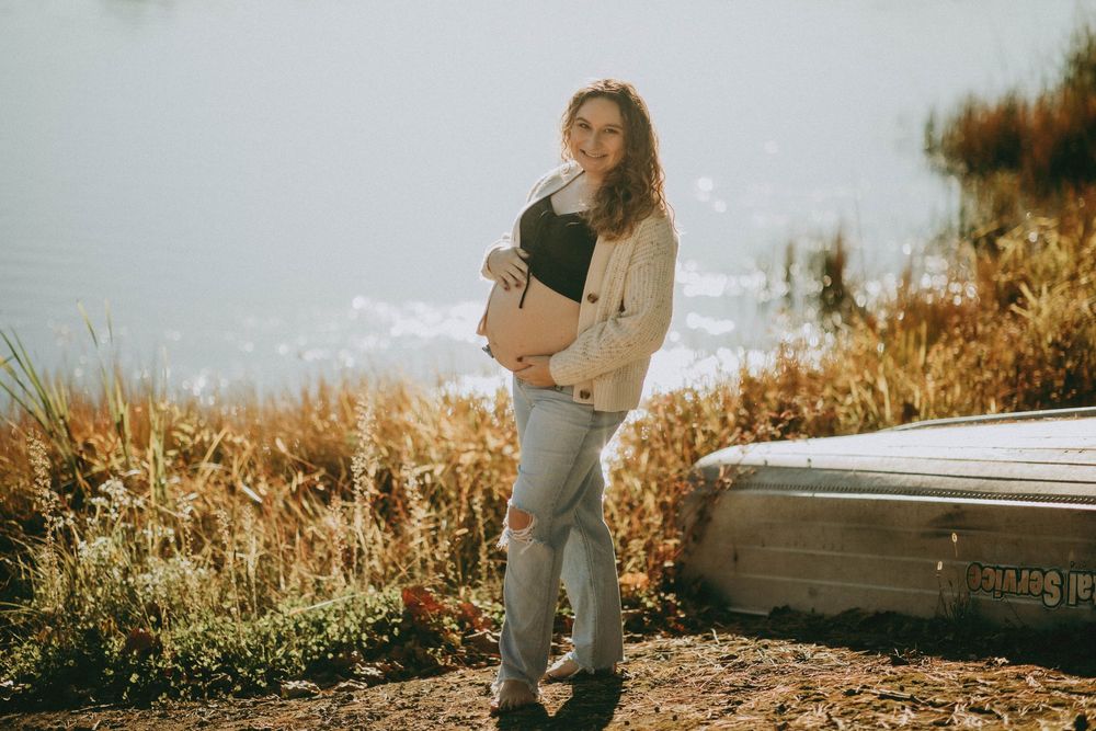 maternity session at keystone state park derry pa latrobe pa photographer indiana pa family photographer golden light mom to be, couple
