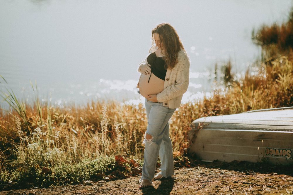maternity session at keystone state park derry pa latrobe pa photographer indiana pa family photographer golden light mom to be, couple
