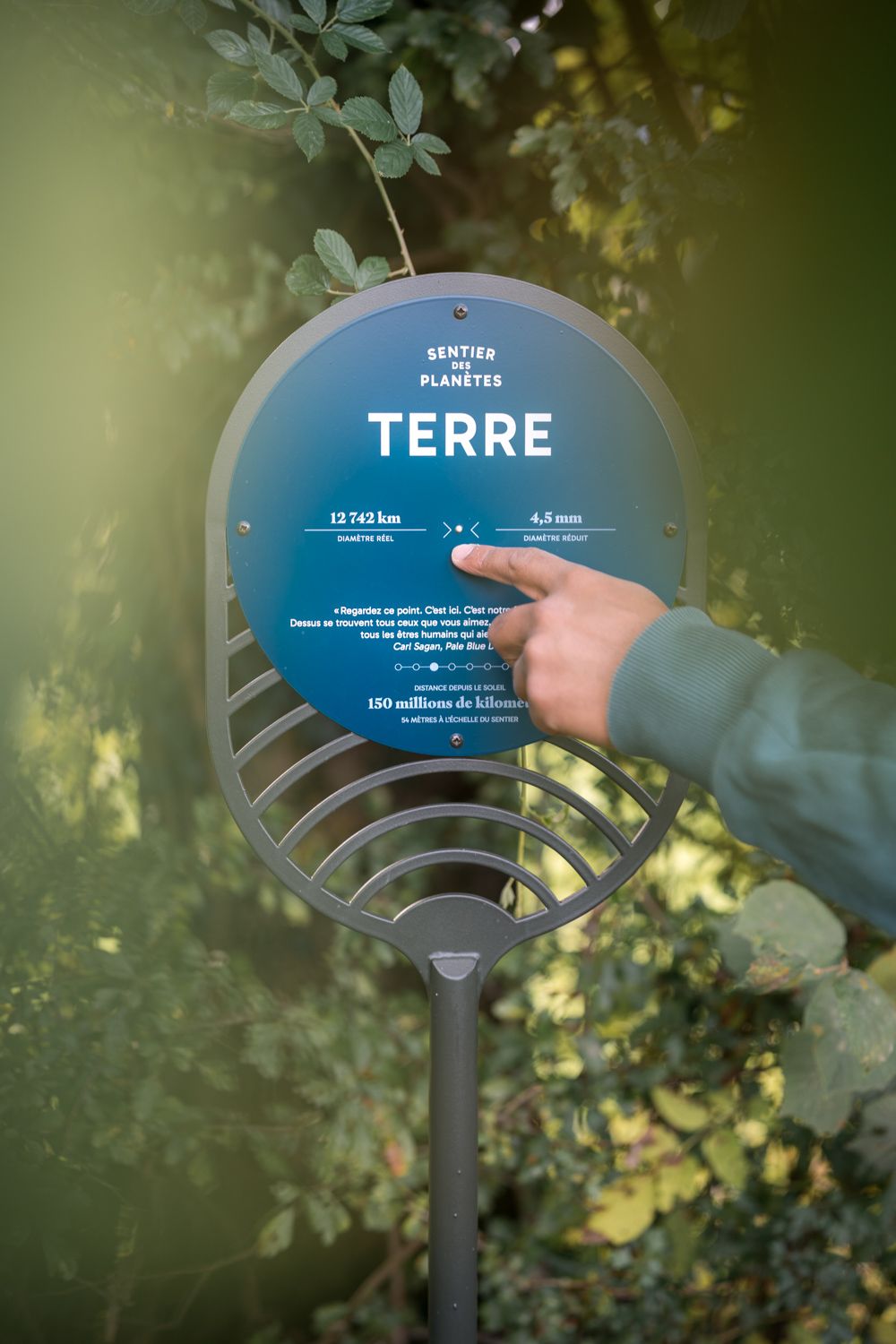 panneau informatif sur le sentier des planètes à curienne