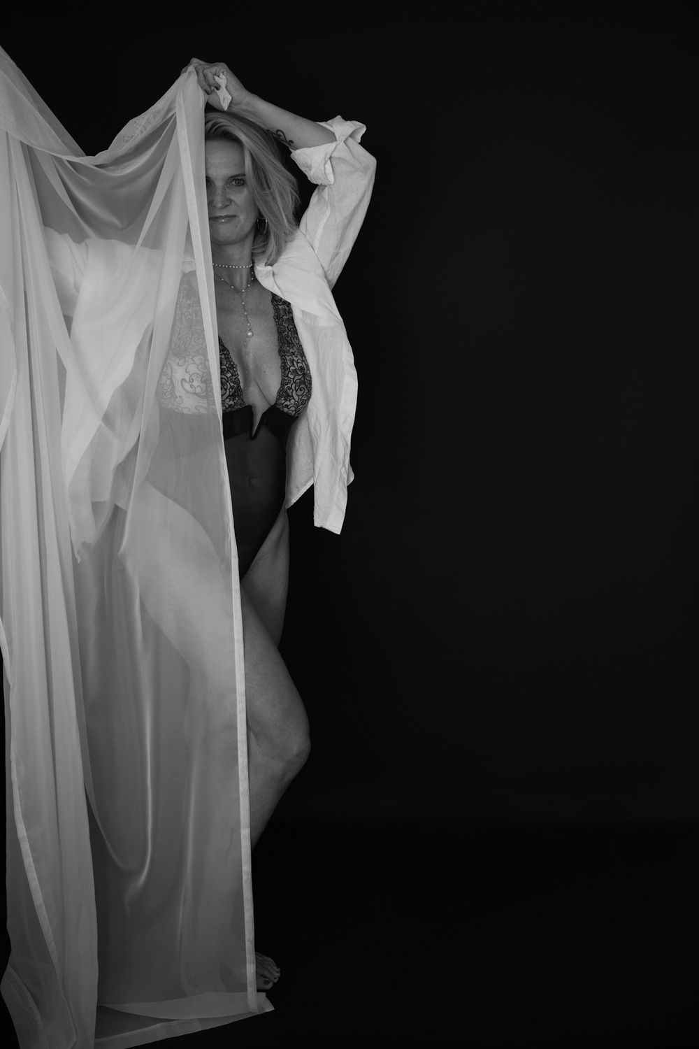 Kwetsbare boudoir fotoshoot vrouw zelfvertrouwen coaching