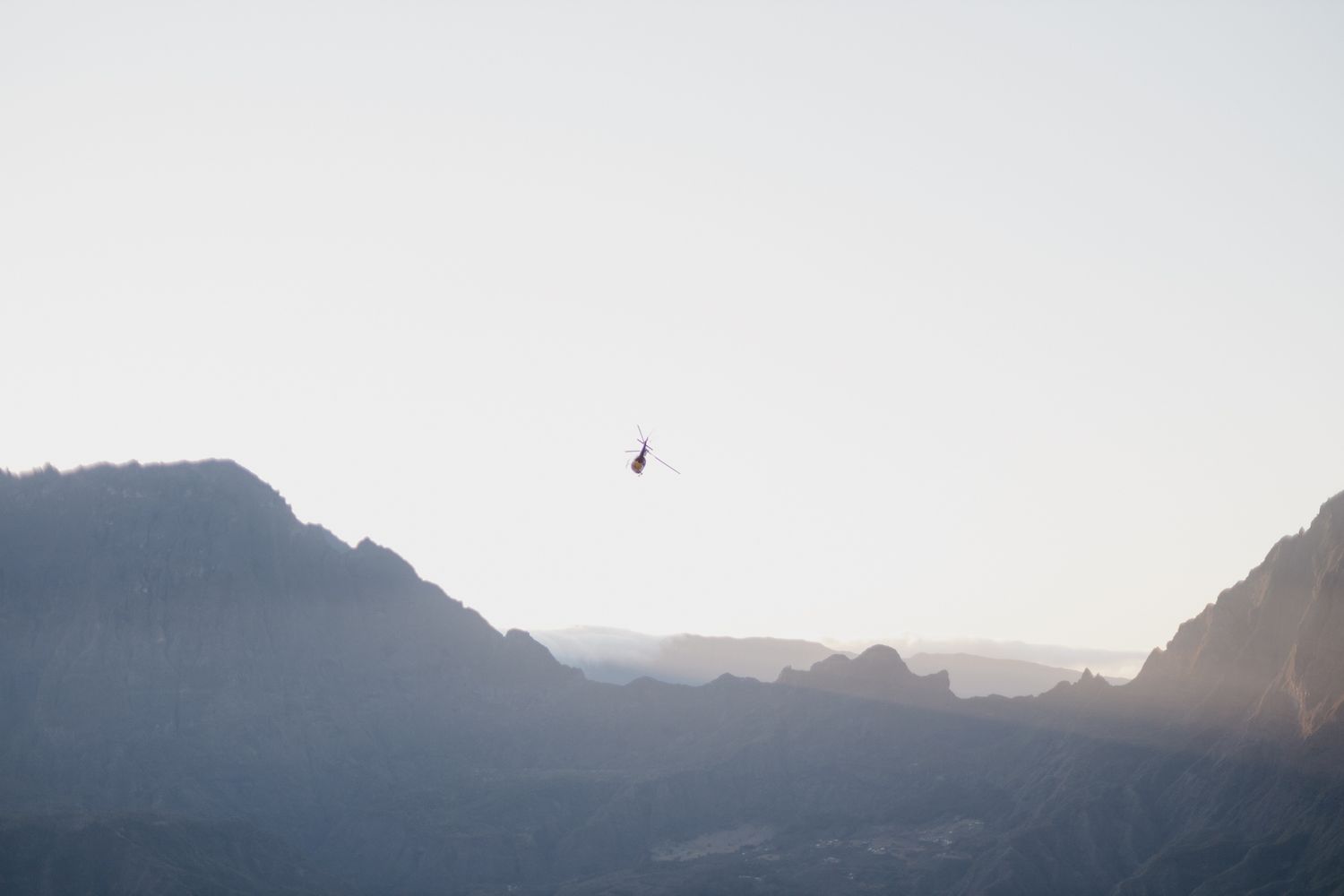 superbe panorama montagneux avec un hélicoptère en plein vol