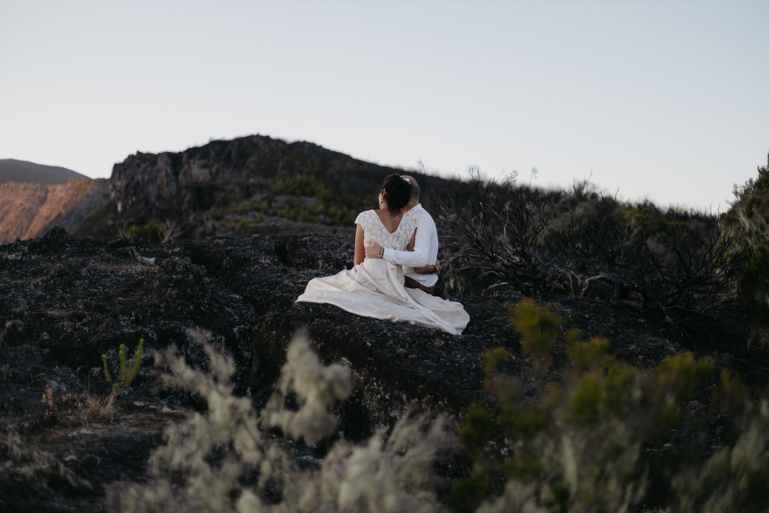 Découvrez un shooting photo couple en Vendée au lever du jour, entre nature, montagne et lumière dorée pour immortaliser votre amour