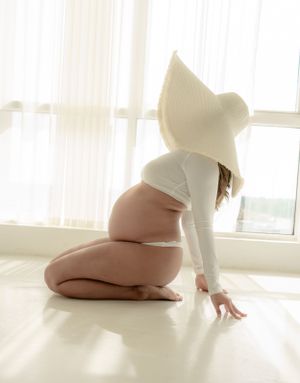 Experience the most elegant maternity photoshoot in Dubai with MohaStudio.
the best maternity photography experiences in Dubai and the UAE