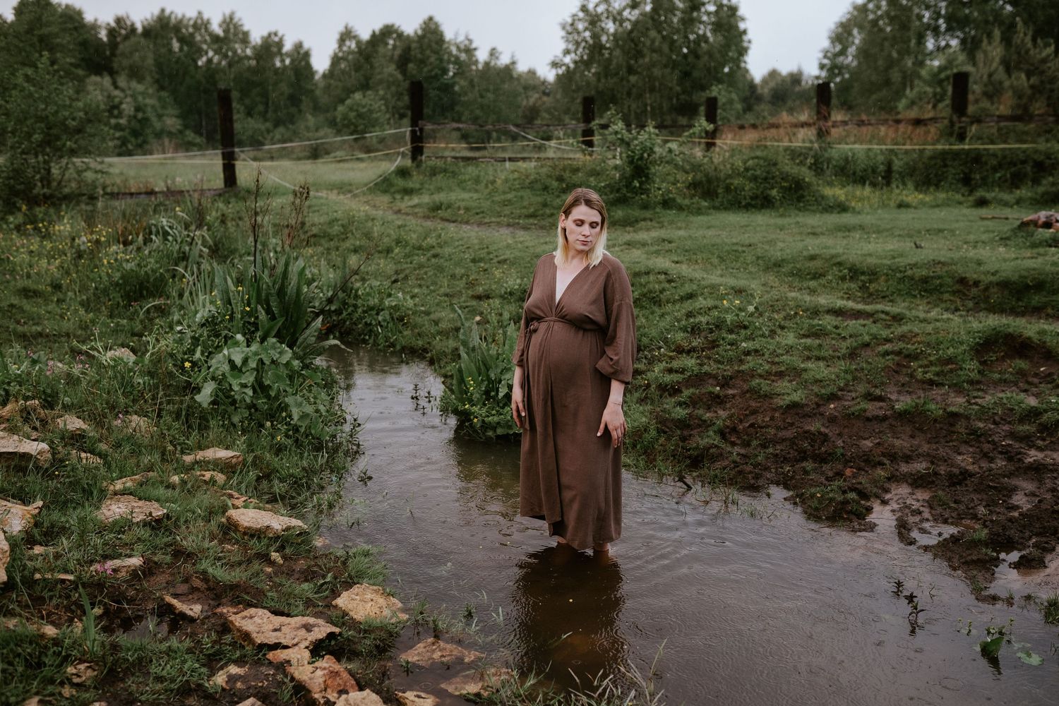 sesja ciążowa plenerowa Katowice sesja brzuszkowa w plenerze sesja w stajni fotograf Katowice Śląsk sesja zdjęciowa ciąża zdjęcia ciążowe