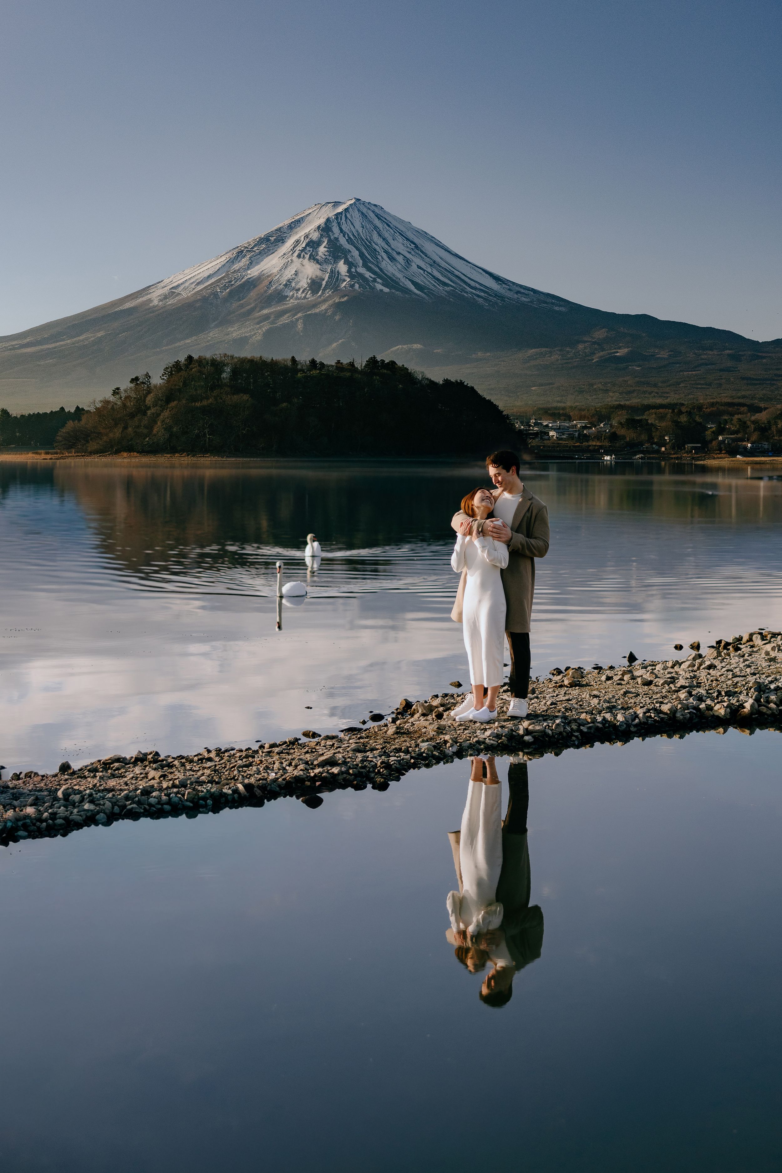 Couple engagement photoshoot at Lake Kawaguchiko with Mount Fuji in background