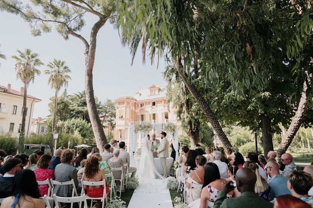 An outdoor ceremony with Villa Nobel in the backdrop in Sanremo, a wedding in Liguria.