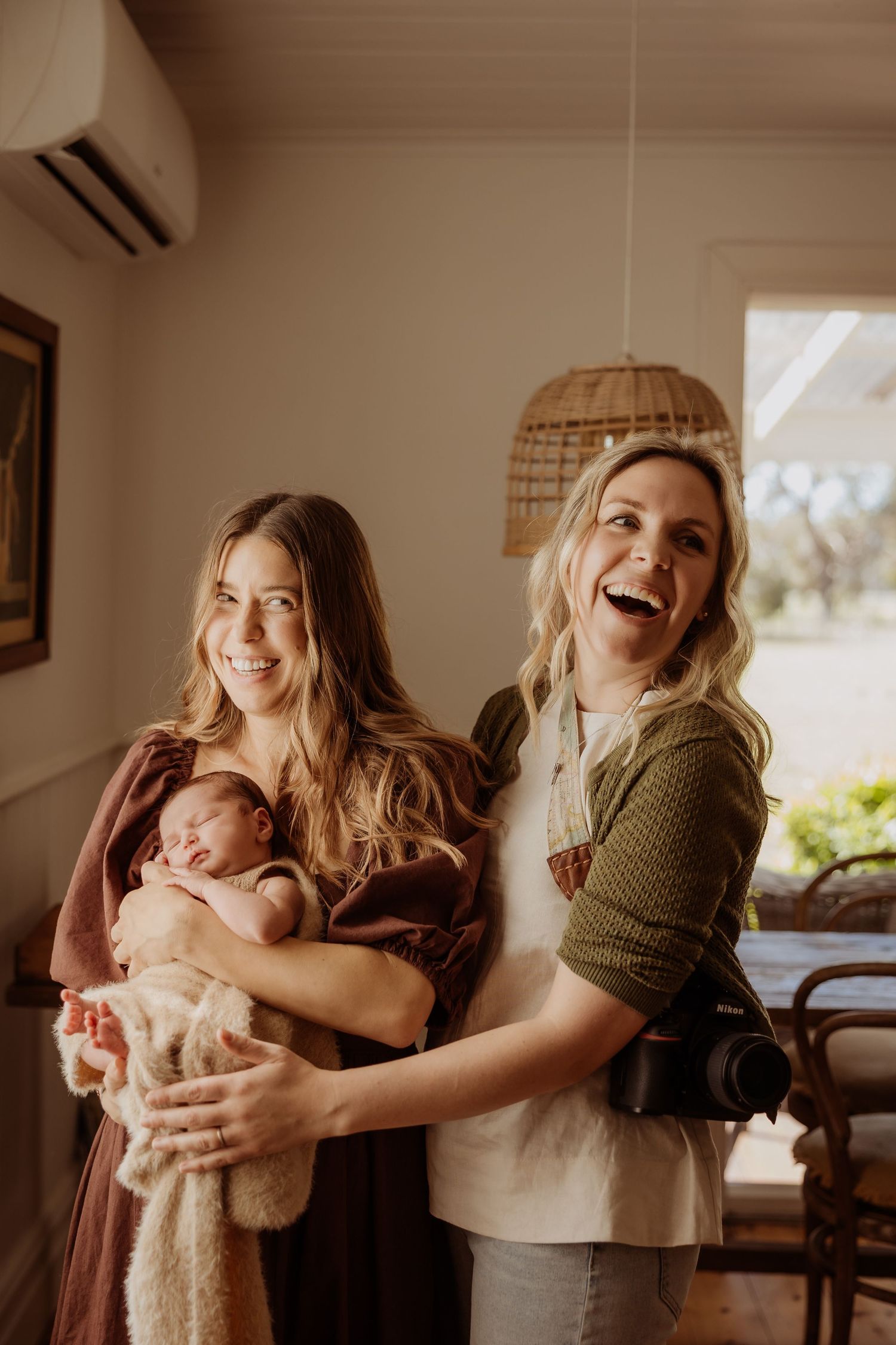 Jessica Henderson Photography posing a mother and newborn at her photography workshop