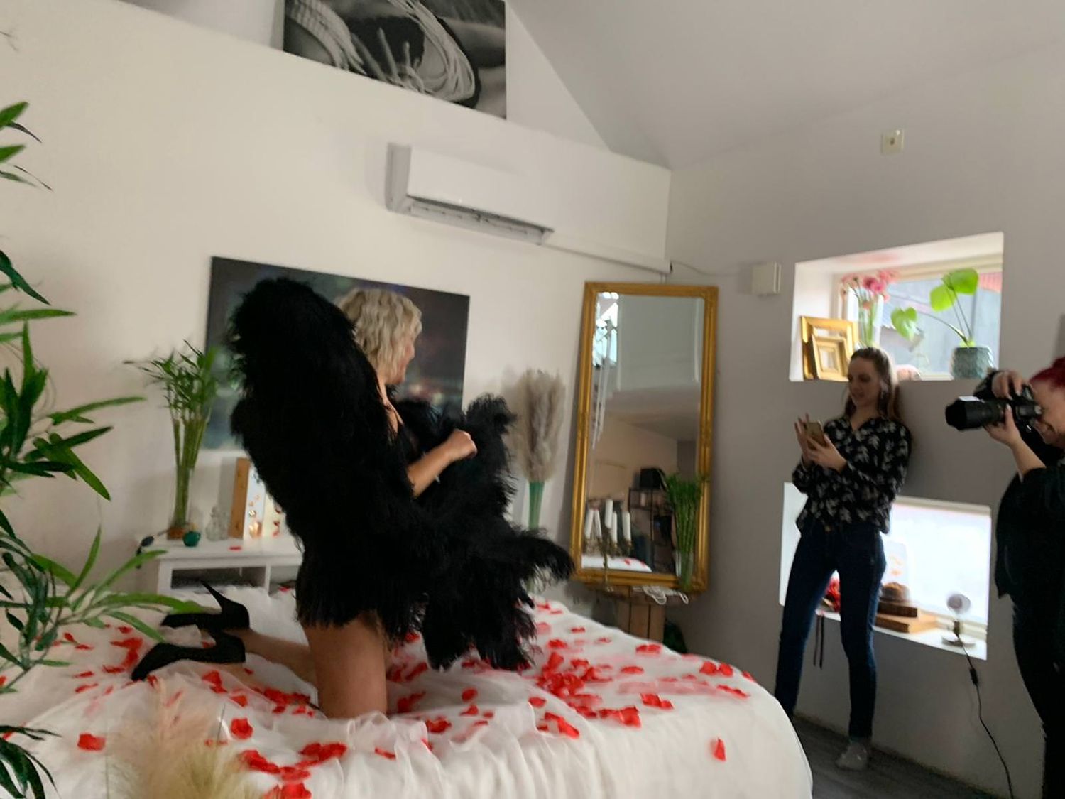 Bts från en boudoirfotografering,där kunden blir fotograferad i studiosängen hos Photo By Jane.