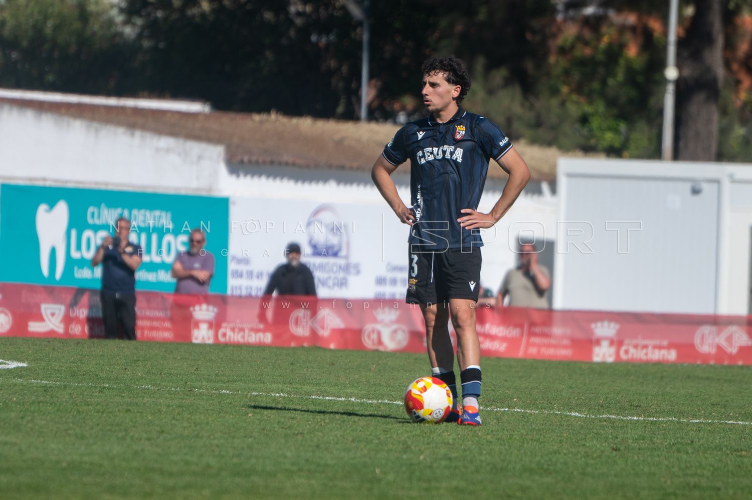Jugador del Ceuta preparado y focalizando la jugada perfecta.