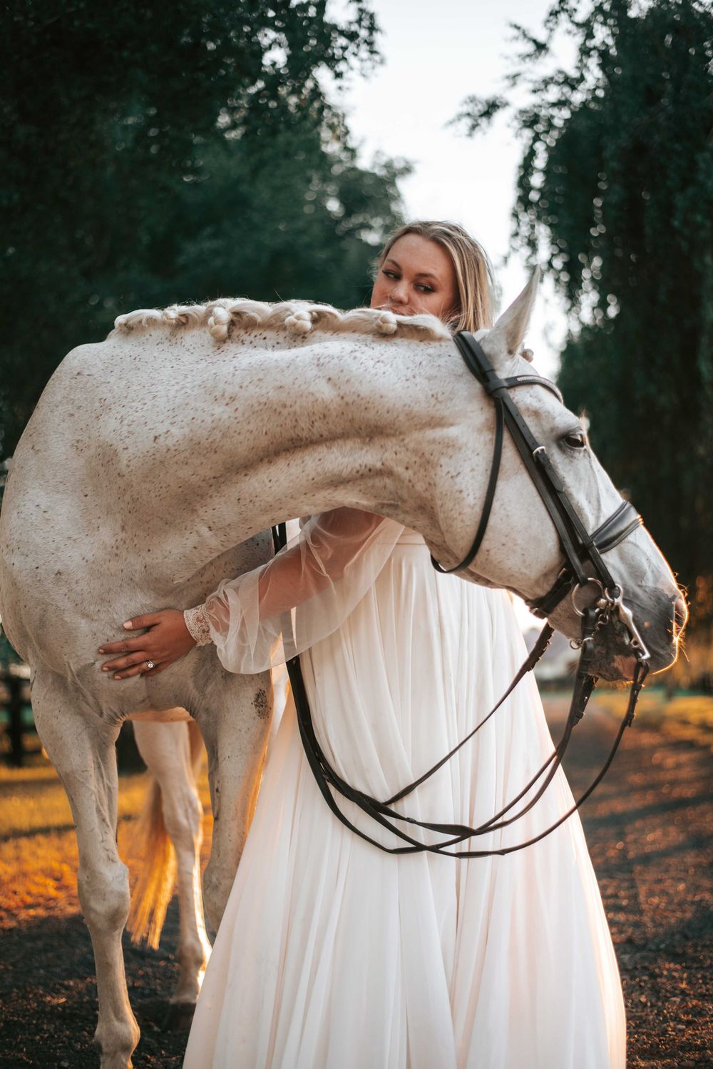 Ellensburg, WA wedding bride posing with her horse