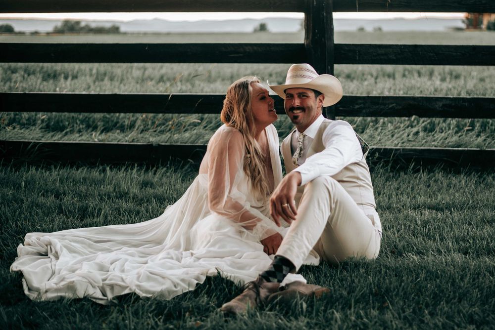 Ellensburg, WA wedding couple kissing in green pasture.